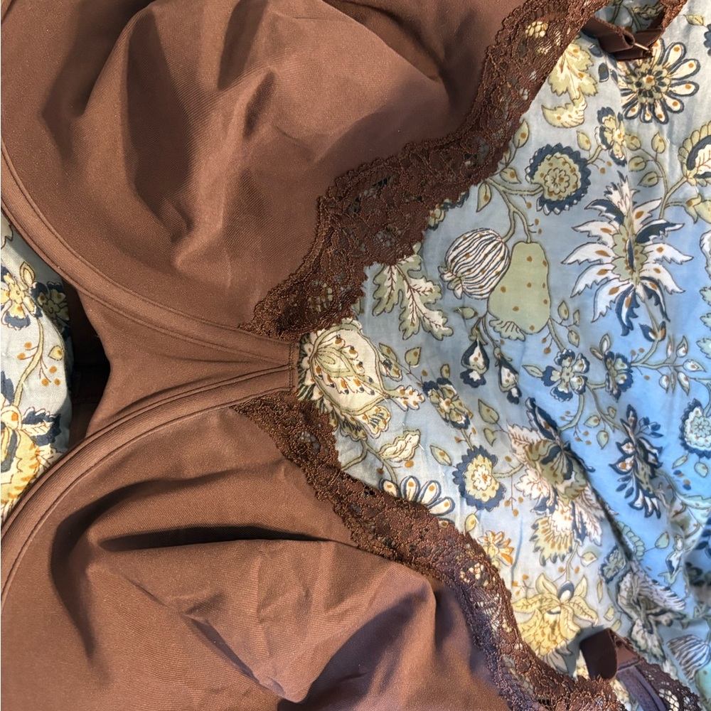 SKIMS Floral Lace Trim Bra - Brown and Blue